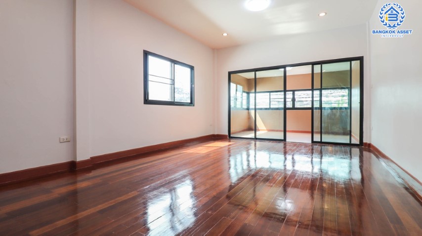 *****ทาวน์เฮ้าส์มือสองย่านกรุงเทพฯ ม.โชคชัย4 ลาดพร้าว เนื้อที่กว้างขวางมากถึง 24 ตร.ว. ฟังก์ชัน 3 ห้องนอน 2 ห้องน้ำ ที่จอดรถ 3 คัน ตกแต่งใหม่ทั้งหลัง โครงการตั้งบนทำเลเดินทางสะดวก ใกล้เมือง เชื่อมต่อรถไฟฟ้าสายสีเหลือง "สถานีโชคชัย4" และทางด่วน "ฉลองรัช" จองเลย!